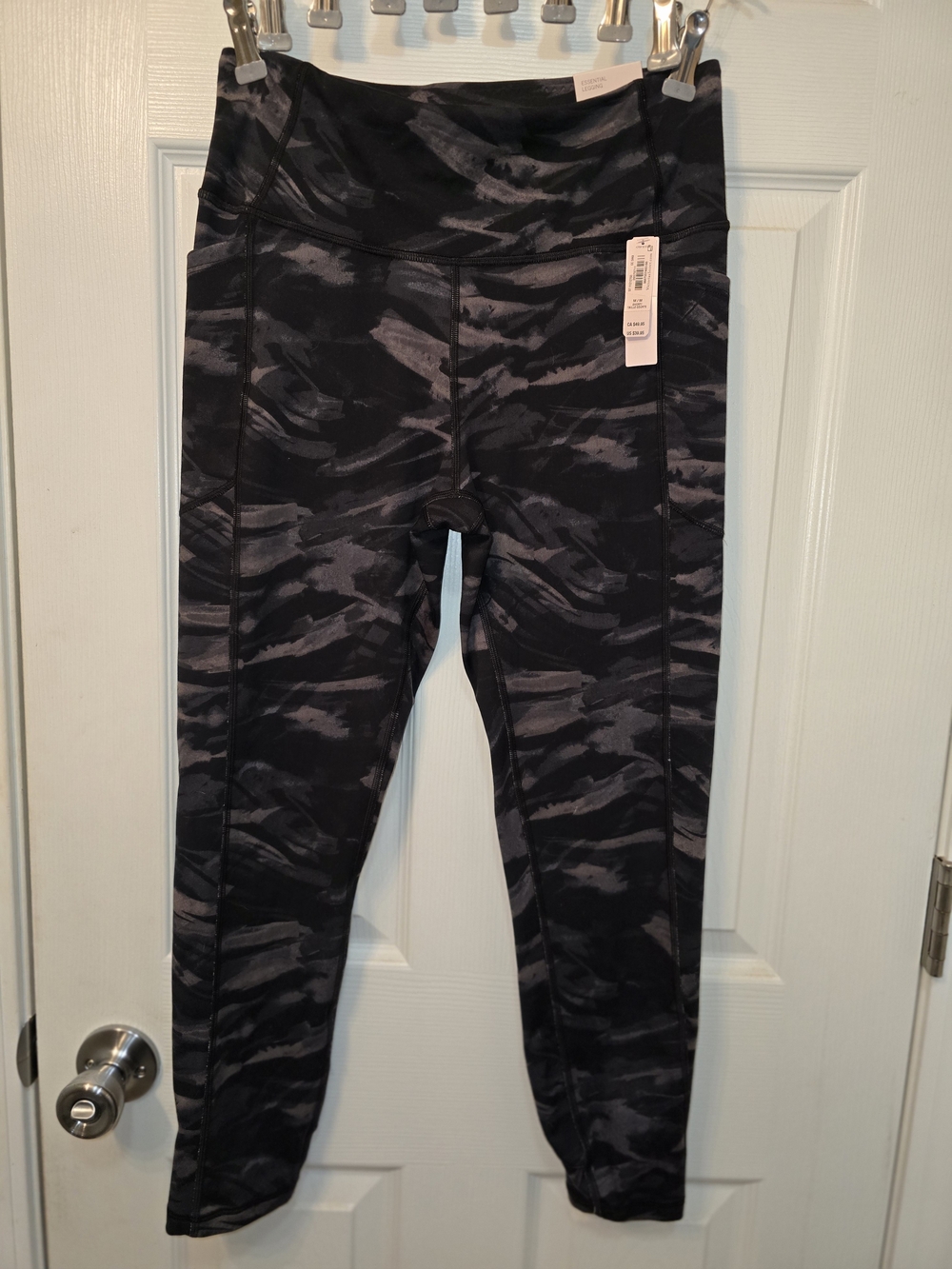 Victoria's Secret Sport Womens Medium Short Black & Gray Leggings 7/8 Length